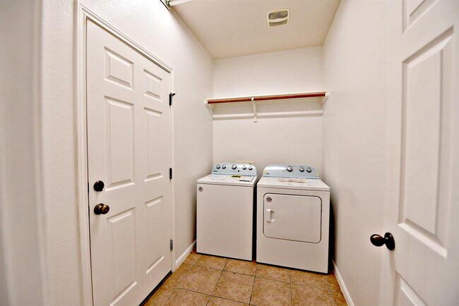 Building Photo - 15012 Fernhill Dr