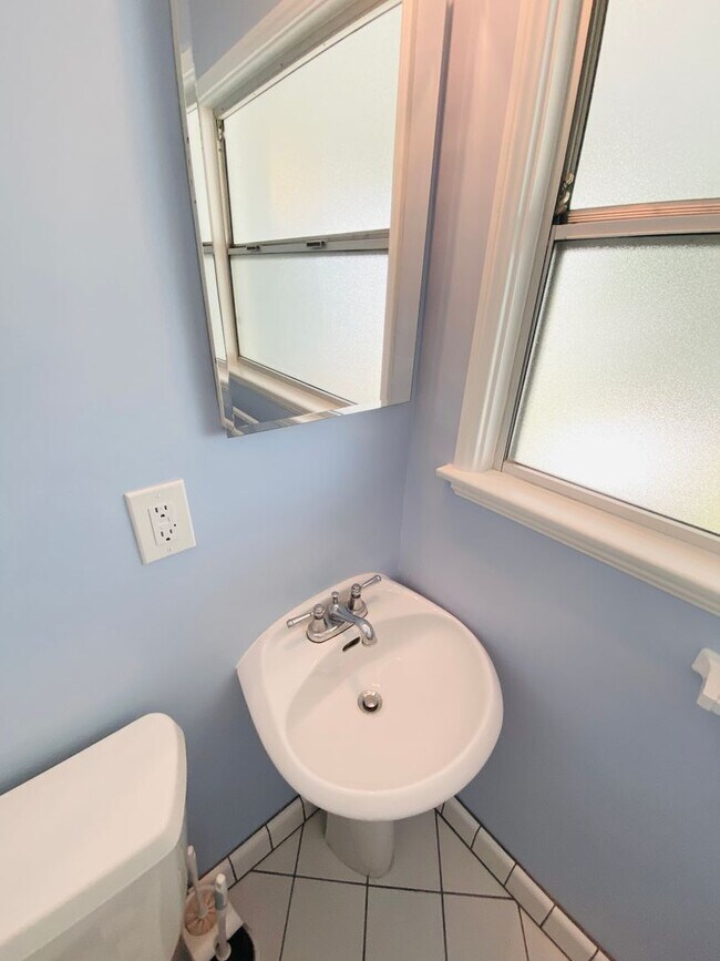 Building Photo - Delightful 3 bedroom 2½ Bathroom Single Family Home In North Hollywood Landscaped Yard