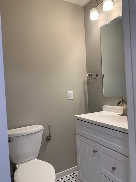 Building Photo - 637 W 44th St