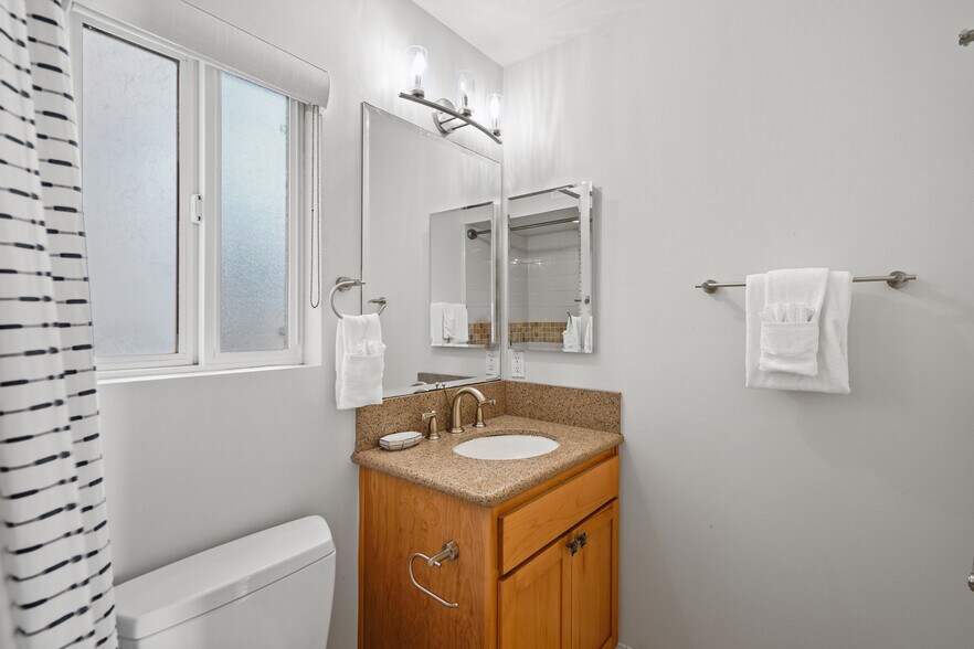 Building Photo - 819 Ostend Ct