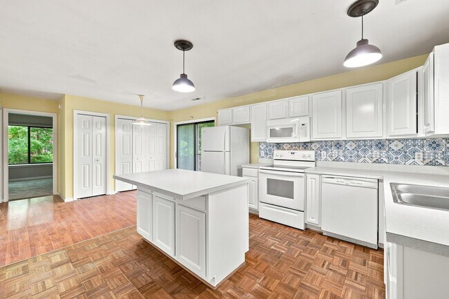 Building Photo - 322 Whispering Oaks Dr