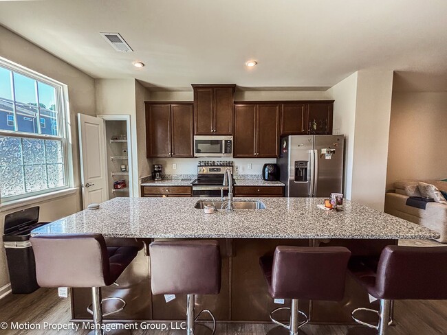 Building Photo - Fully Furnished Townhome!