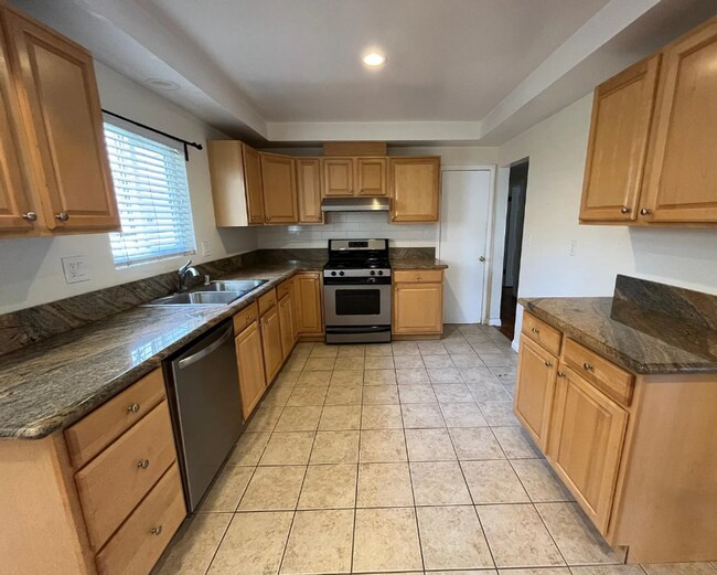 Building Photo - 3 Bedroom 2 Bath- House