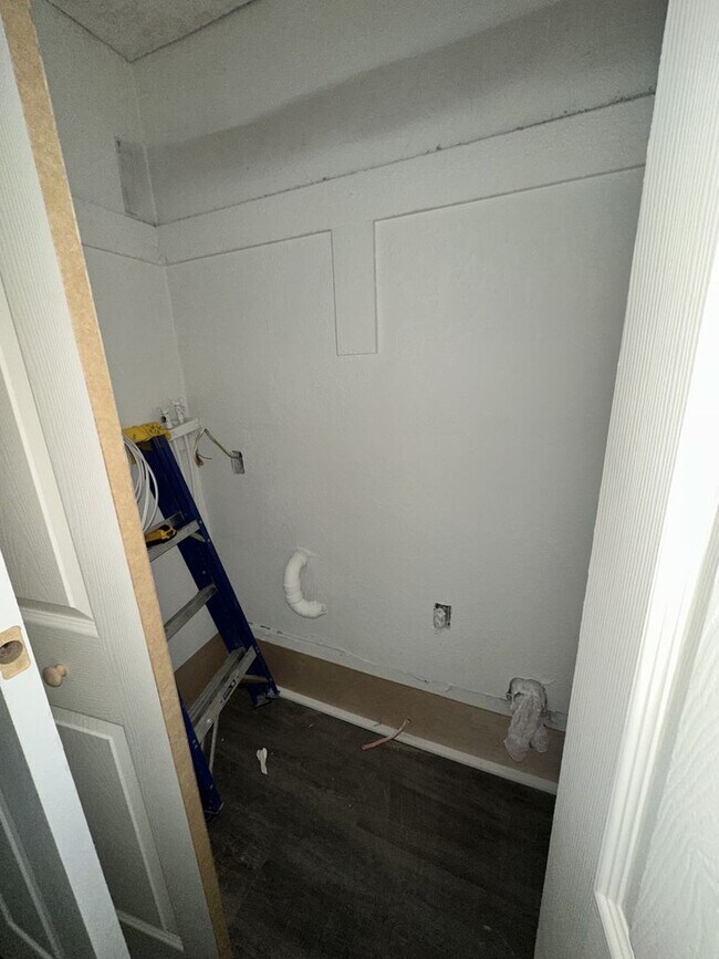 Building Photo - 3214 Peronne Ave