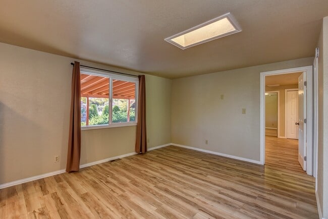 Building Photo - Spacious 2 Bedroom Home Near Willow Lake!