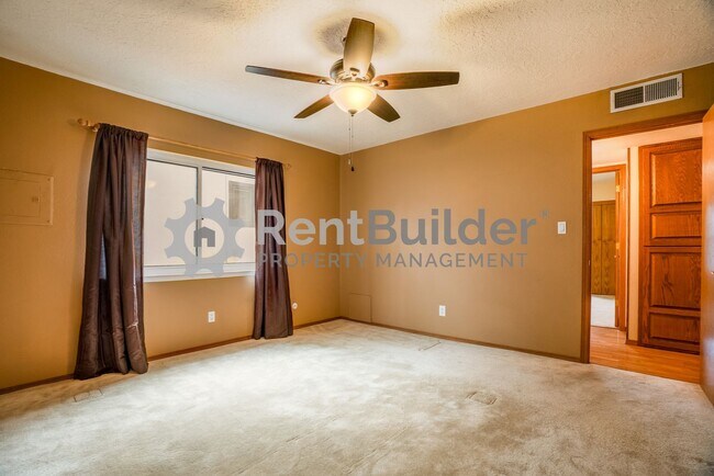 Building Photo - FANTASTIC HOUSE TO CALL HOME!