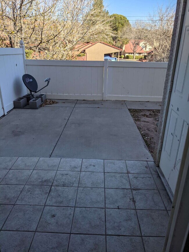 Building Photo - 3-Bed Townhouse in Saint George with Spacious 1400 Sq Ft Layout "