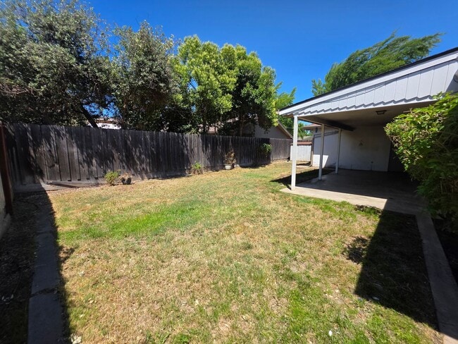 Building Photo - Single story home close to freeway access!