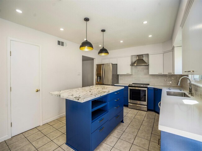 Building Photo - 746 Country Pl Dr