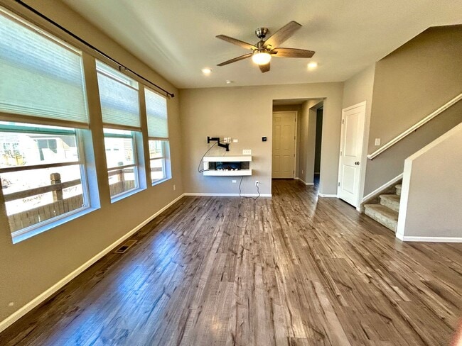 Building Photo - Better Than New! Stunning 4-year old Home Corner End-Unit with High-End Finishes