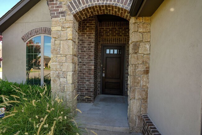 Building Photo - 3 Bed | 2 Bath in New Tulsa!