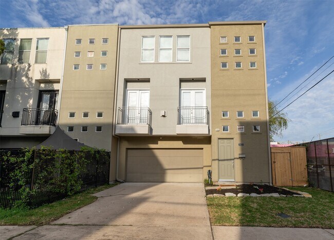 Building Photo - 903 Roy St