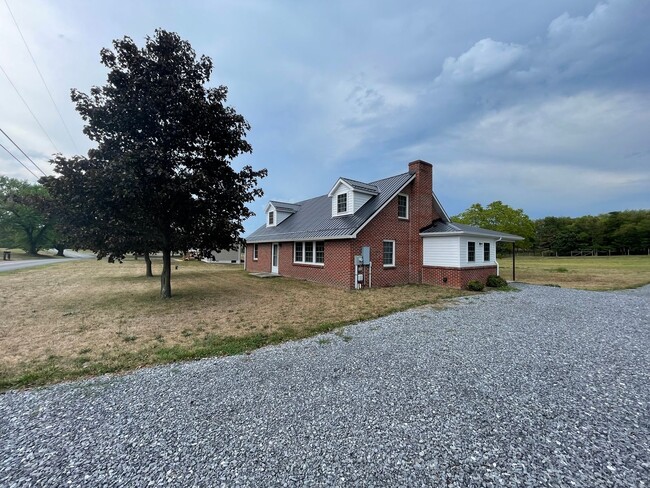 Building Photo - Wonderful Country Home