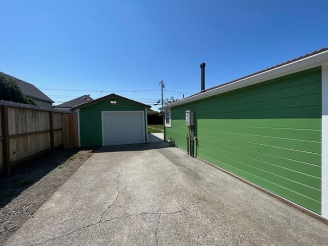 Building Photo - East Eureka! Top to bottom remodel, 2/1 house w/ garage