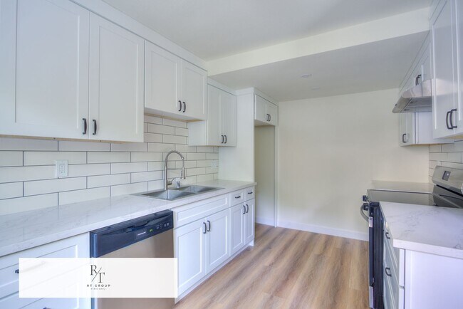 Building Photo - Fully Upgraded Spacious 2-Bedroom Unit in Prime Arcadia Location