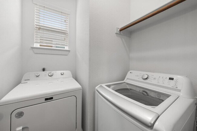 Building Photo - 1501 Homespun Rd