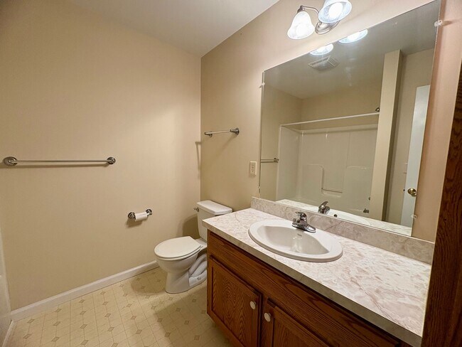 Building Photo - 3 Bedroom 2.5 Bathroom Home Available in Elizabethtown!