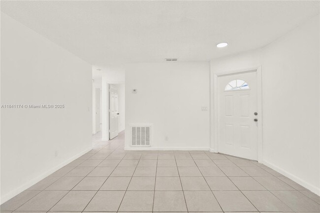Building Photo - 941 SW 7th Ct