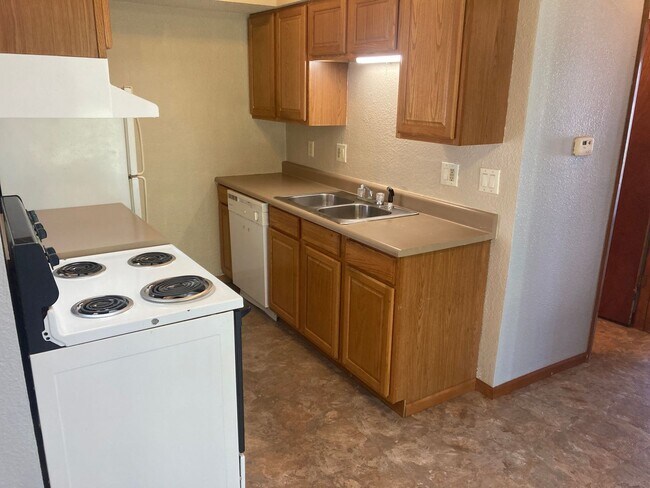 Building Photo - 2 Bed 1 Bath Located behind Hy-Vee in Osag...