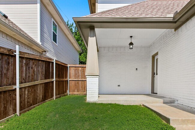 Building Photo - * MOVE IN SUMMER 07/03/2027 * 6 Bed 4 Bath Home, Walk to TCU Light Housekeeping Included