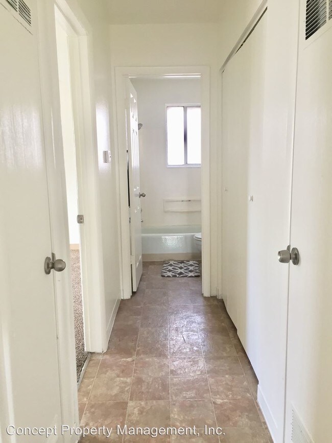 Building Photo - 435 E Warnock Ave