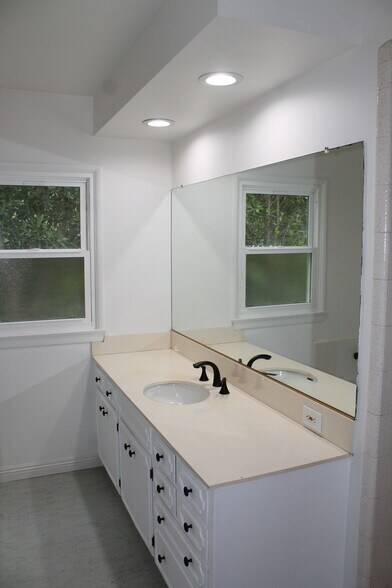 Building Photo - 530 E Grinnell Dr