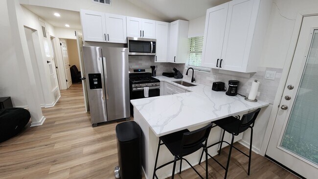 Building Photo - Fully updated 6 bed house!!! 1911 David!
