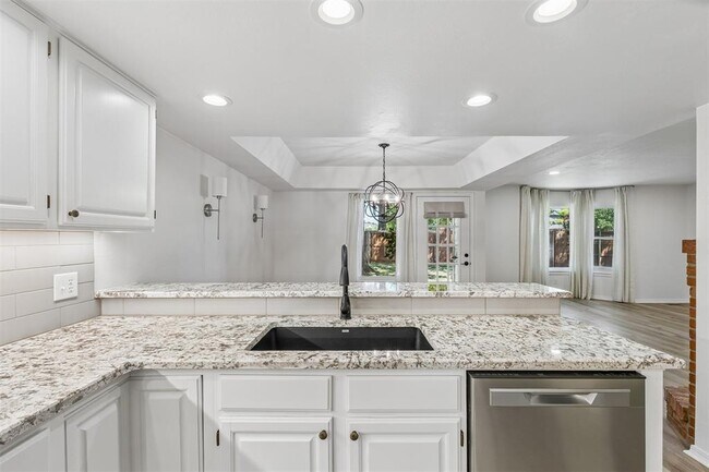 Building Photo - 11819 Red Oak Way