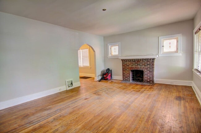 Building Photo - Nicely remodeled 2 bedroom 1 bath home in ...