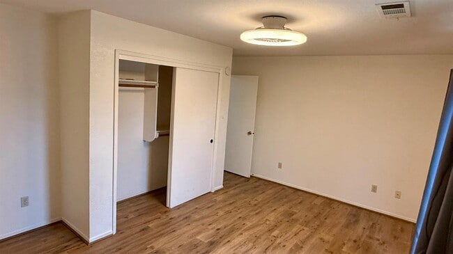 Building Photo - 2423 Knowlwood Dr