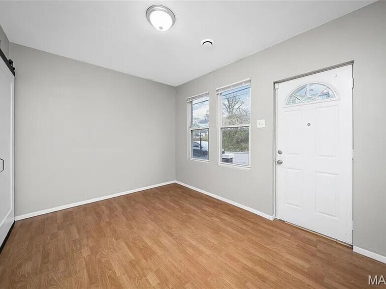 Building Photo - 709 Dammert Ave