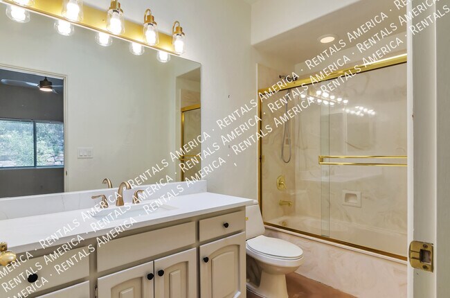 Building Photo - Gorgeous Catalina Home!