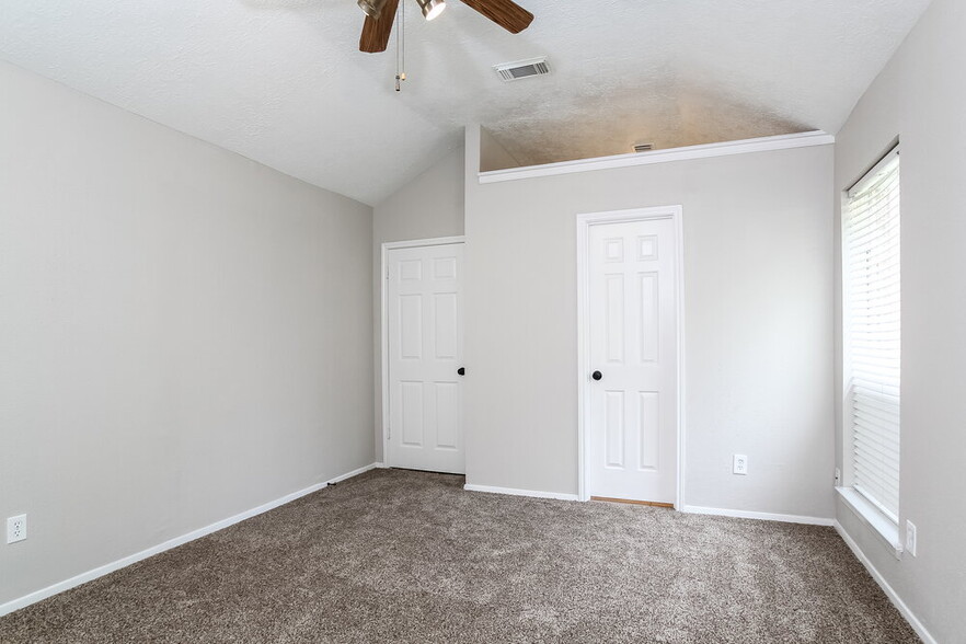 Building Photo - 9215 Grandview Park Dr