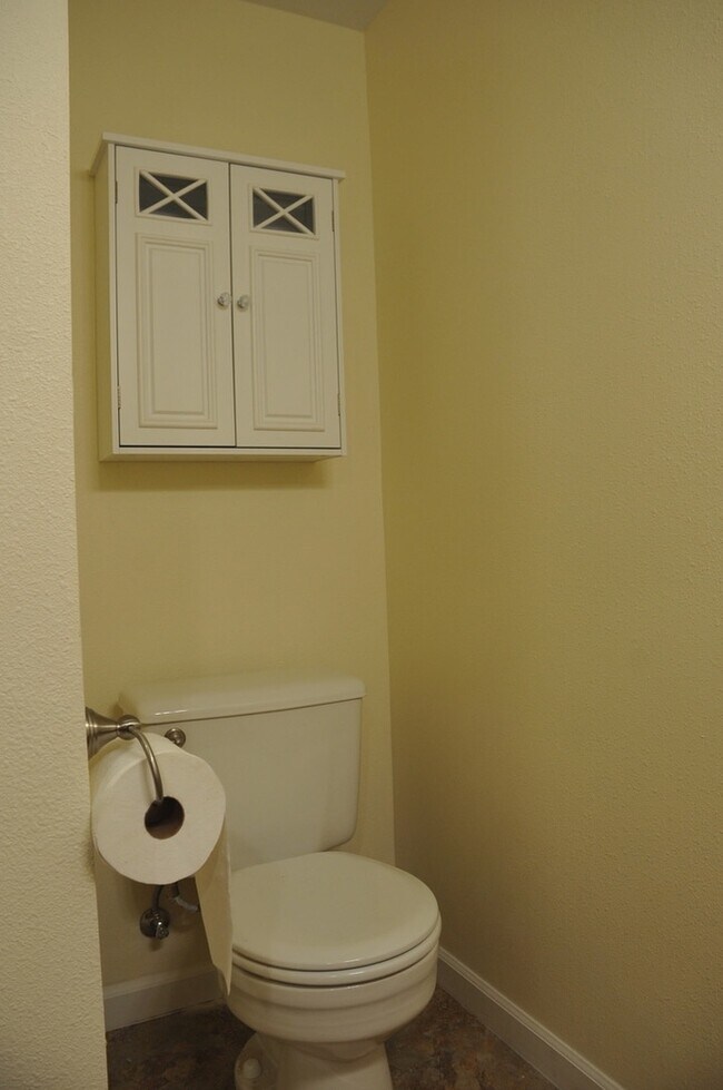 Building Photo - Basement Apartment, 2 bed 1 bath close to Food Trucks on Best