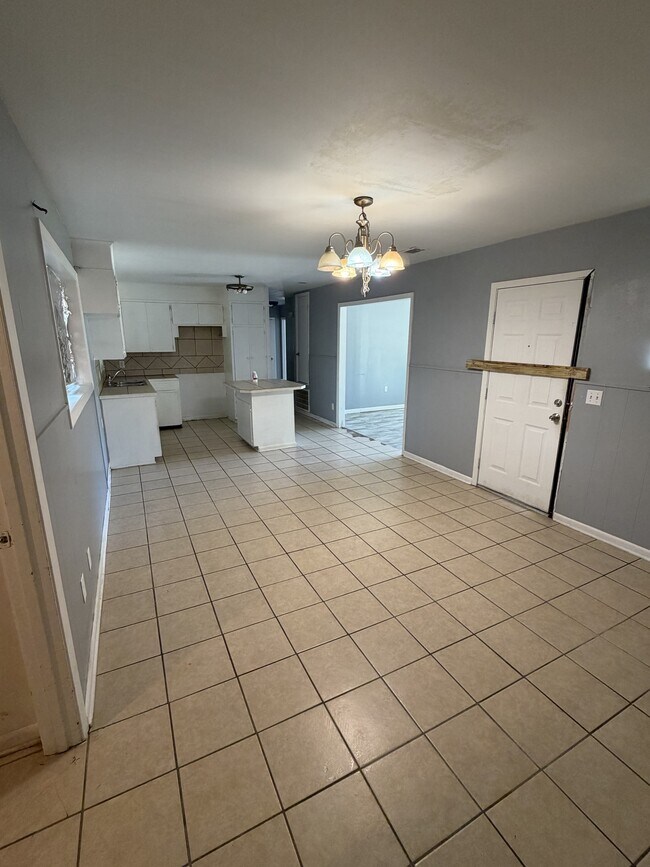 Building Photo - 617 Damaka Dr