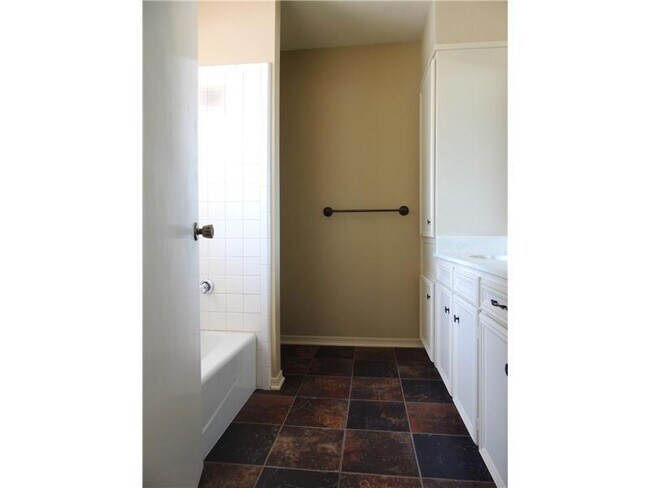 Building Photo - Large Townhouse One Block off Youree Drive and Southfield Road