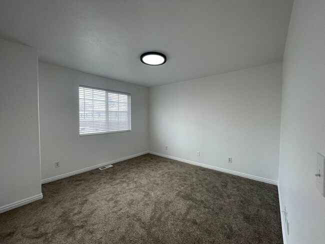 Building Photo - 3 Bedroom Townhome by BYU
