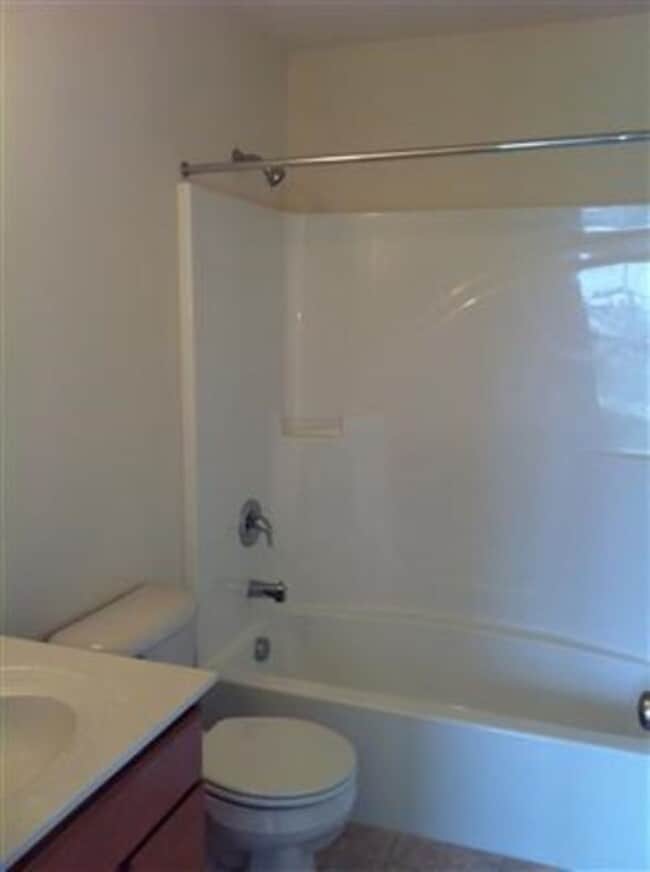 Building Photo - Beautiful 3 Bedroom, 2.5 Bath End Unit in Spring Grove Schools!!