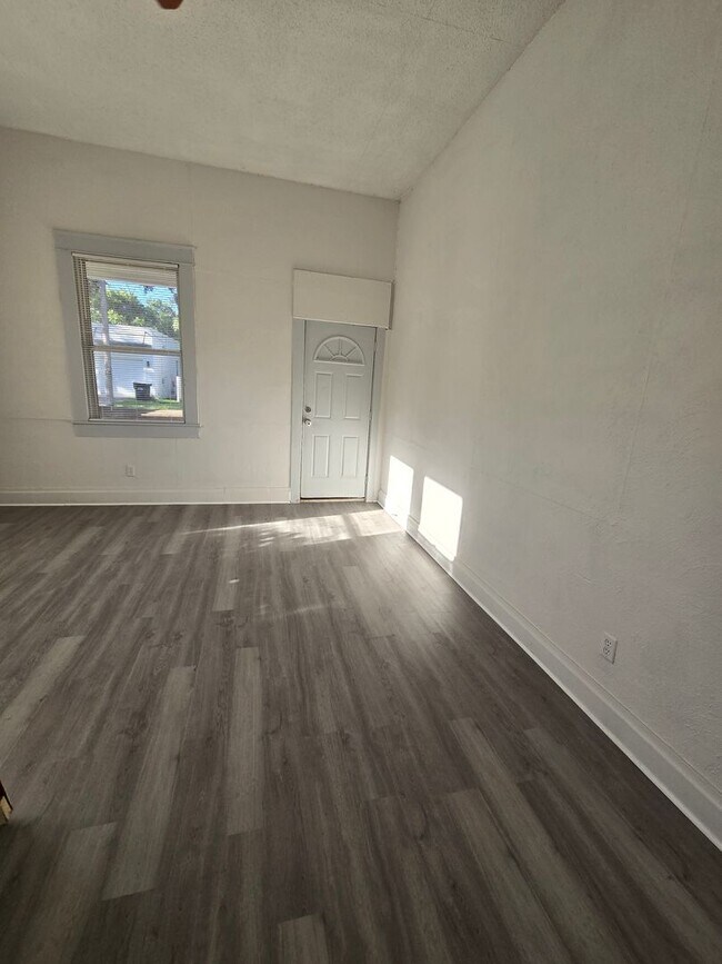Building Photo - SPACIOUS 3 BEDROOM 1.5 BATHROOM APARTMENT ...