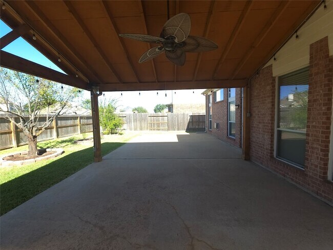 Building Photo - 3027 Providence Oak St