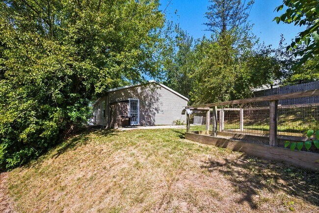 Building Photo - 455 Lakeview Dr