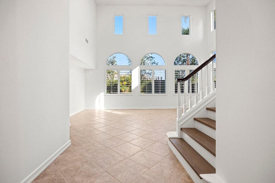 Building Photo - 2556 Pearblossom St