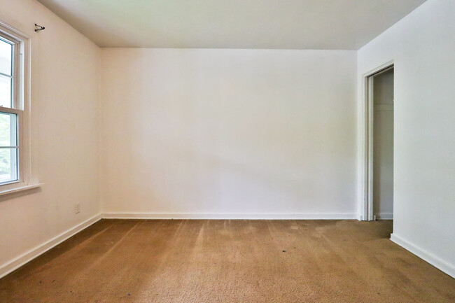 Building Photo - 831 N Raynor Ave