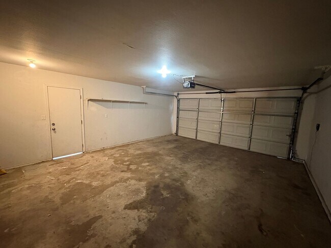 Building Photo - 2 story house in NW Visalia Available Now