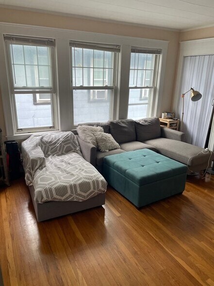 Building Photo - 723 Bennington St