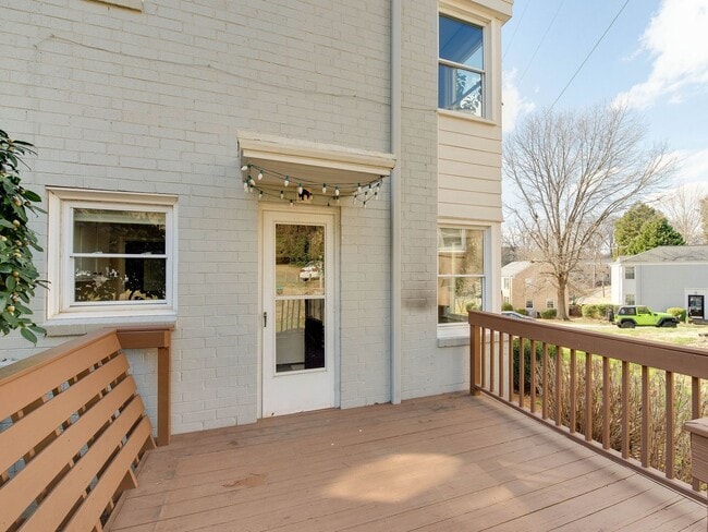 Building Photo - Stunning Myers Park 2 bedroom townhome sty...