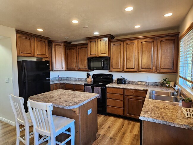 Building Photo - Great 5 Bed 2.5 Bath Home Newly Remodeled