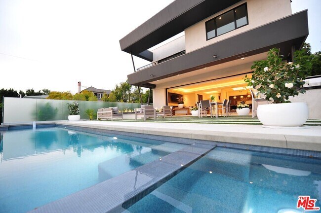 Building Photo - 2030 Talmadge St