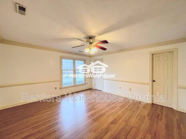 Building Photo - 352 Peace Haven Dr