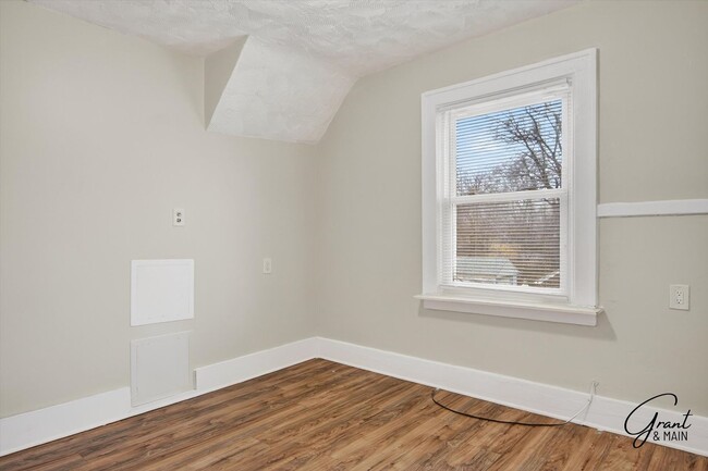 Building Photo - $1300 4 bedrooms